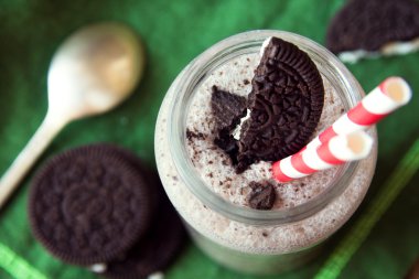 Çerezler ile ev yapımı muzlu süt