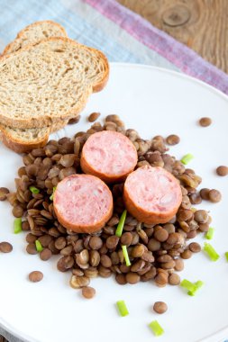 Sosis ile yeşil mercimek