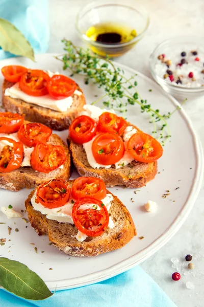 Bruschetta con tomates asados — Foto de Stock