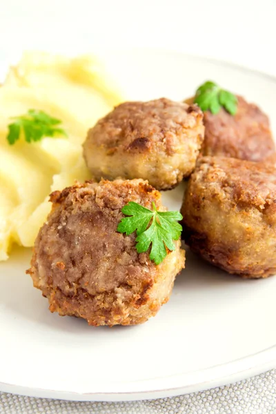 Köfte Patates püresi ile