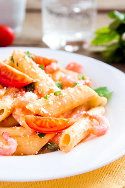 Shrimp pasta with tomato sauce and parmesan — Stock Photo, Image