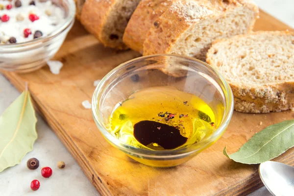 Pan de ciabatta y aceite de oliva — Foto de Stock