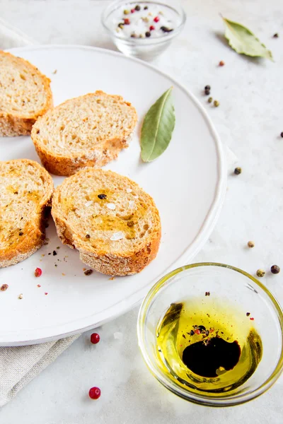 Pan Ciabatta con aceite de oliva — Foto de Stock