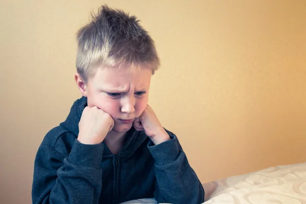 Triste chateado menino cansado — Fotografia de Stock