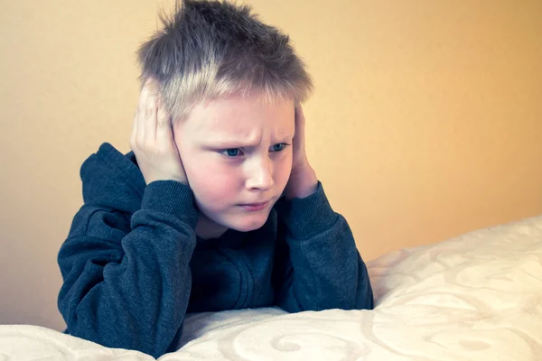 Üzgün çocuk onun kulaklarını kapat — Stok fotoğraf