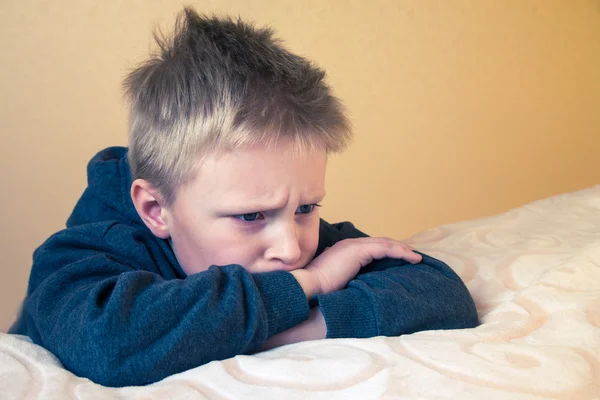 Triste chateado menino cansado — Fotografia de Stock