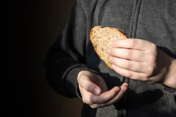 Pezzo di pane in mano — Foto Stock