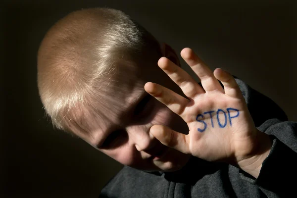 Bántalmazott gyermek stop kéz jesture — Stock Fotó