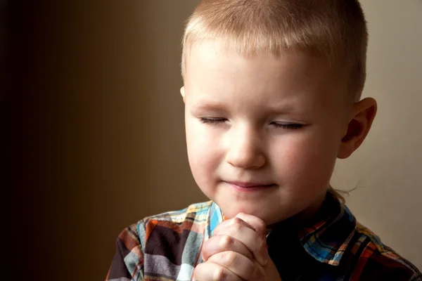 Ung liten pojke be — Stockfoto