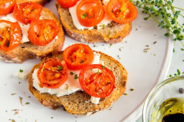 kavrulmuş domates Bruschetta