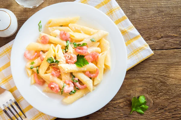 Penne pasta con camarones — Foto de Stock