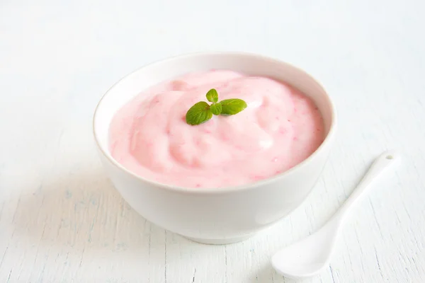 Розовый клубничный йогурт — стоковое фото