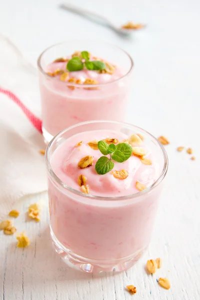 Yogurt de fresa con granola —  Fotos de Stock