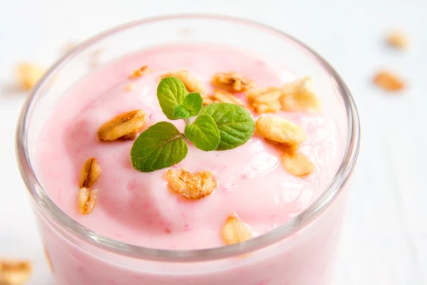 Yogurt alla fragola con muesli e menta — Foto Stock