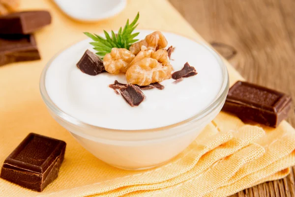 Yoghurt med choklad och nötter — Stockfoto