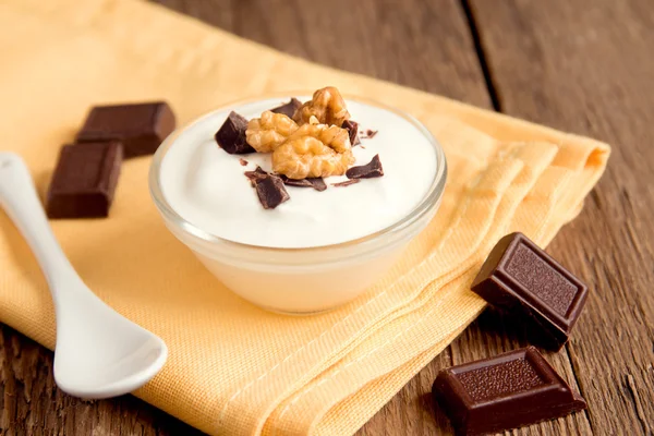 Yogurt con cioccolato e noci — Foto Stock