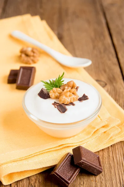 Yoghurt met chocolade, munt en noten — Stockfoto