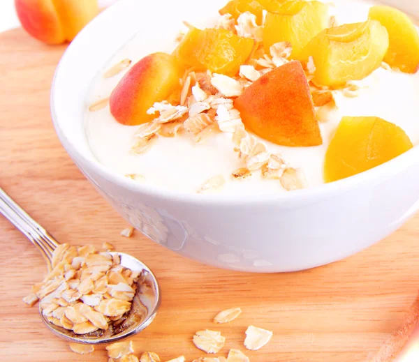 Frisse yoghurt met abrikozen en muesli — Stockfoto