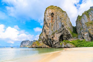 Turkuaz kristal berrak deniz suyu kireçtaşı uçurumu ve dağ Phra Nang Sahili, Krabi, Tayland