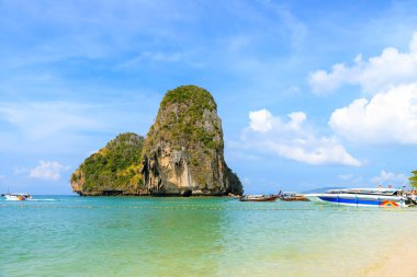 Turkuaz kristal berrak deniz suyu kireçtaşı uçurumu ve Phra Nang Plajı 'ndaki dağ adası, Krabi, Tayland