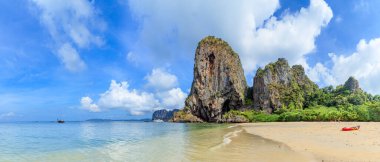 Turkuaz kristal berrak deniz suyu kireçtaşı uçurumu ve dağ Phra Nang Sahili, Krabi, Tayland; panorama