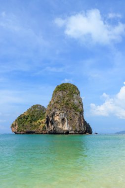 Turkuaz kristal berrak deniz suyu kireçtaşı uçurumu ve Phra Nang Plajı 'ndaki dağ adası, Krabi, Tayland
