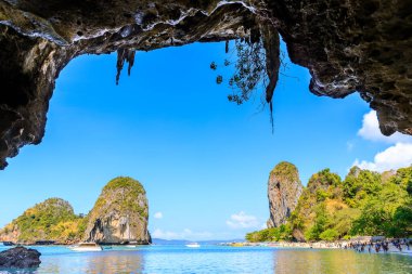 Phra Nang Sahili 'ndeki görkemli mağara ve kireçtaşı kayalıkları, ünlü turist beldesi; Krabi, Tayland