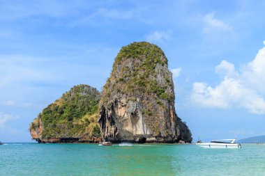 Turkuaz kristal berrak deniz suyu kireçtaşı uçurumu ve Phra Nang Plajı 'ndaki dağ adası, Krabi, Tayland