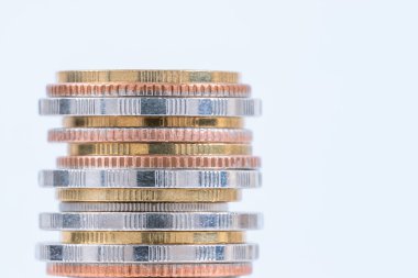 Beyaz arkaplanda para yığını; iş, finans ve yatırım kavramı