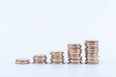 Beyaz arkaplanda para yığını; iş, finans ve yatırım kavramı