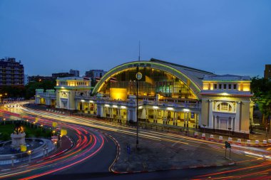 Bangkok, Tayland: 2 Ağustos 2020 - Alacakaranlıkta Bangkok Tren İstasyonu (Hua Lamphong), İtalyan Neo Rönesans stilinde toplu taşıma merkezi.