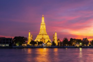 Wat Arun Ratchawararam (Şafak Tapınağı) ve Alacakaranlık sırasında beş pagoda, Tayland, Bangkok 'taki ünlü turizm beldesi