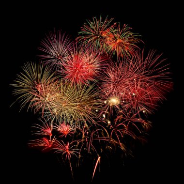 Karanlık gökyüzü arka planında havai fişekler; kutlama ve yeni yıl yıldönümü konsepti