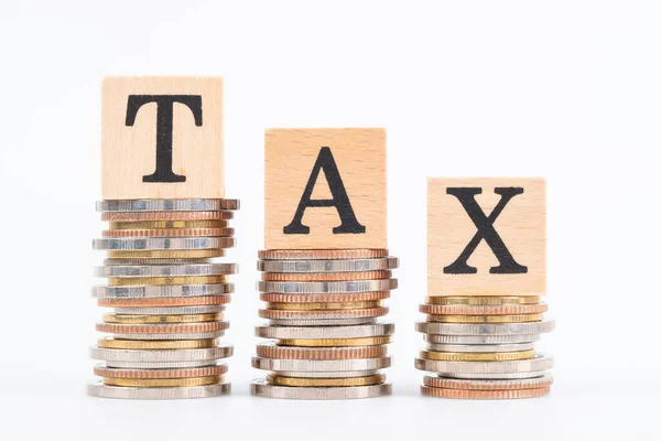 Skatteförvaltning Och Skattenedsättning Koncept Med Träkloss Och Mynt Stack Vit — Stockfoto