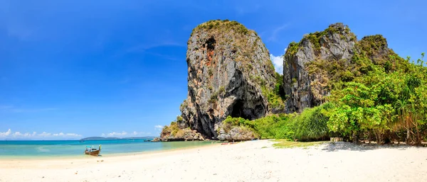 泰国克拉比Phra Nang海滩绿松石清澈的海水和石灰岩悬崖与山 — 图库照片