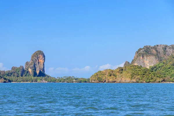 Tyrkysová Křišťálově Čistá Mořská Voda Vápencovým Útesem Horami Railay East — Stock fotografie