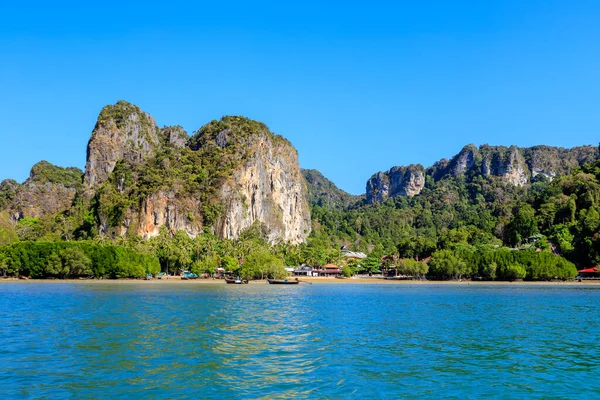 Turkos Kristallklart Havsvatten Med Kalksten Och Berg Vid Railay East — Stockfoto