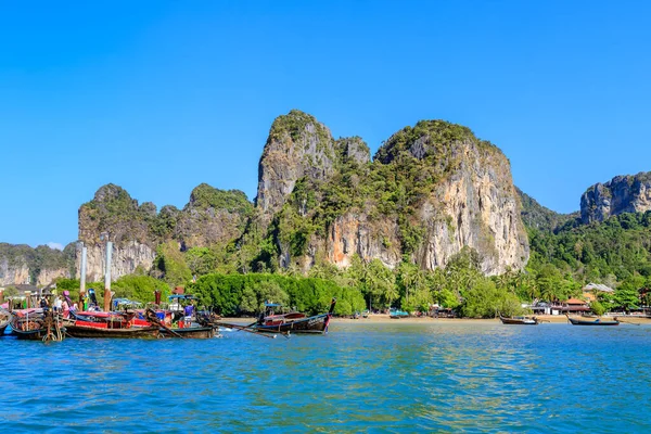 Krabi Thailand Februari 2020 Turkos Kristallklart Havsvatten Med Kalkstensklippa Och — Stockfoto