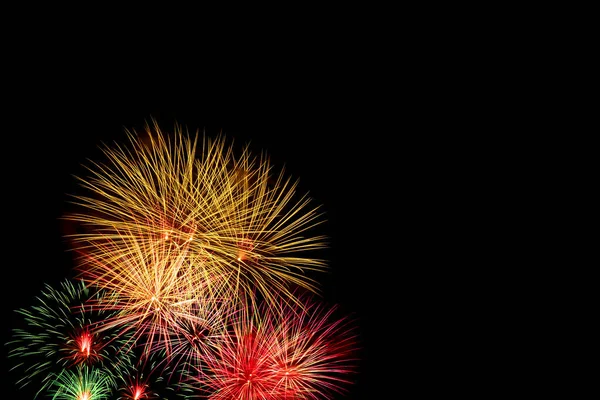 暗い空を背景にコピースペースで花火 お祝いと新年のコンセプト — ストック写真