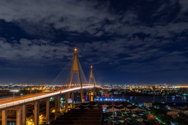 Chao Phraya nehri üzerinde geceleri trafik olan büyük asma köprü.