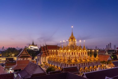 Loha Prasat ya da Demir Kale Manastırı Wat Ratchanatdaram tapınağında, Ratchadamnoen Bulvarı 'nda, sabah, Bangkok, Tayland