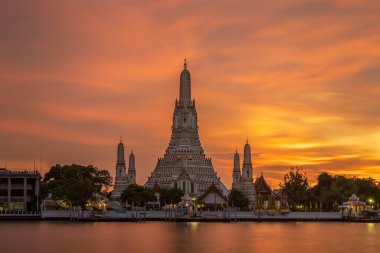Wat Arun Ratchawararam (Şafak Tapınağı) ve Alacakaranlık sırasında beş pagoda, Tayland, Bangkok 'taki ünlü turizm beldesi