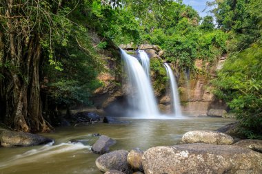 Haew Suwat Şelalesi Tayland 'daki Khao Yai Ulusal Parkı' nda.
