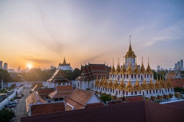 Loha Prasat ya da Demir Kale Manastırı Wat Ratchanatdaram tapınağında, Ratchadamnoen Bulvarı 'nda, sabah, Bangkok, Tayland