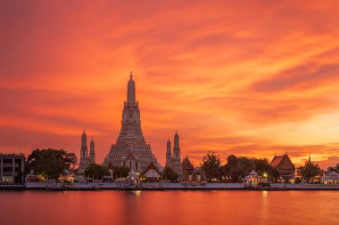 Wat Arun Ratchawararam (Şafak Tapınağı) ve Alacakaranlık sırasında beş pagoda, Tayland, Bangkok 'taki ünlü turizm beldesi