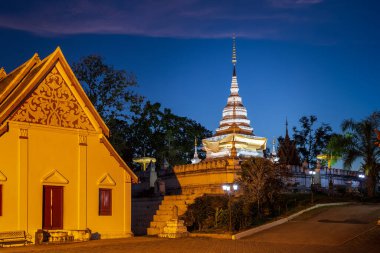 Tayland 'ın başkenti Nan' da Wat Phrao Noi Tapınağı 'nda altın pagoda ve şapel.