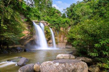 Haew Suwat Şelalesi Tayland 'daki Khao Yai Ulusal Parkı' nda.