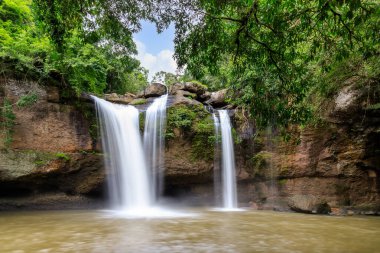 Haew Suwat Şelalesi Tayland 'daki Khao Yai Ulusal Parkı' nda.