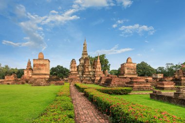 Wat Mahathat tapınağındaki antik tapınak ve manastır kompleksi Sukhothai Tarih Parkı, Tayland