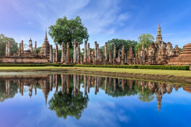 Pagoda ve Wat Mahathat tapınağındaki harabe manastır kompleksi yansımalı, Sukhothai Tarihi Parkı, Tayland